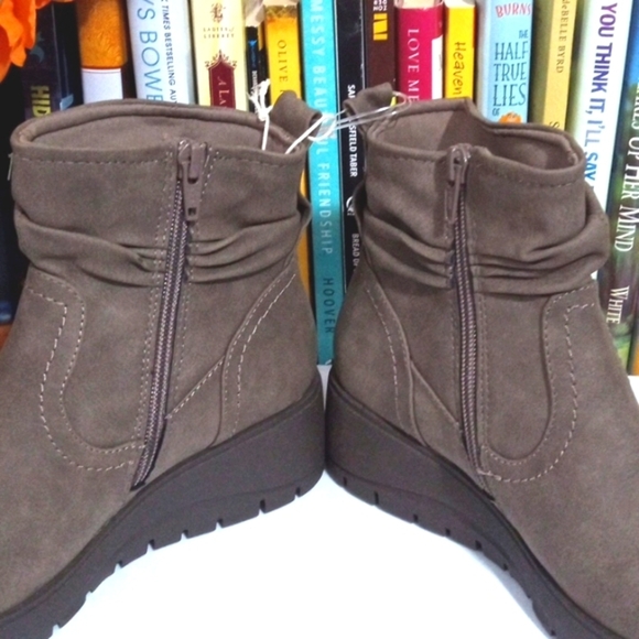 CLIFFS BY WHITE MOUNTAIN BROWN  WEDGE HEEL ANKLE BOOTS SIZE 6 NWT - Picture 7 of 9
